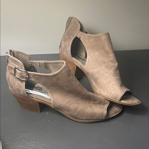 Carlos by Carlos Santana Tan Peep-Toe Mules